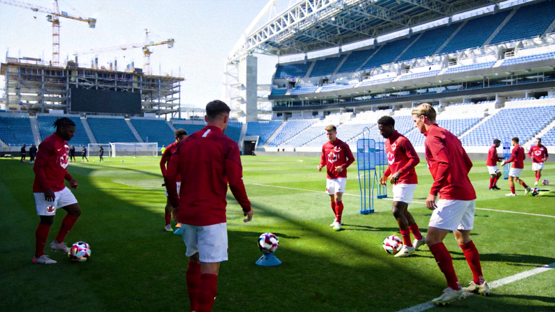 加拿大国家队在新建球场进行适应性训练