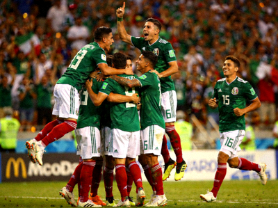 墨西哥国家男子足球队在比赛中庆祝进球